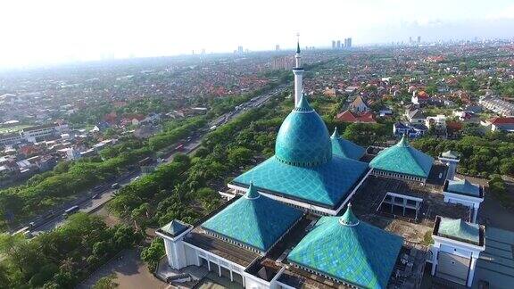 2020年4月泗水:印尼泗水阿克巴清真寺伊斯兰中心的空中拍摄