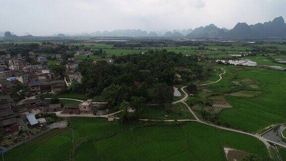 中国桂林喀斯特山脉稻田的航拍视频