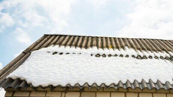 屋顶春雪