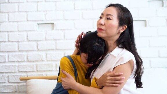 亚洲母亲安慰哭泣的十几岁的女儿在痛苦压力沮丧悲伤的心态