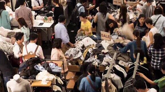 人们在购物中心买衣服