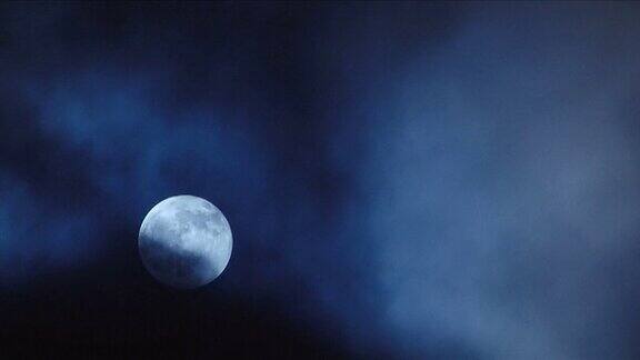 月亮消失在黑暗中