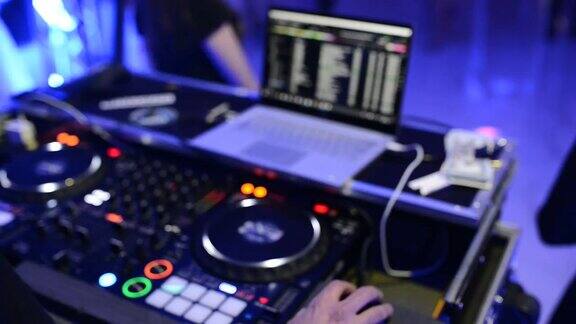 迪斯科舞厅的DJ在遥控器后面工作舞池和轻音乐