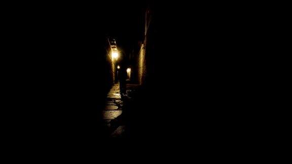 一个女人走在黑巷子里的剪影