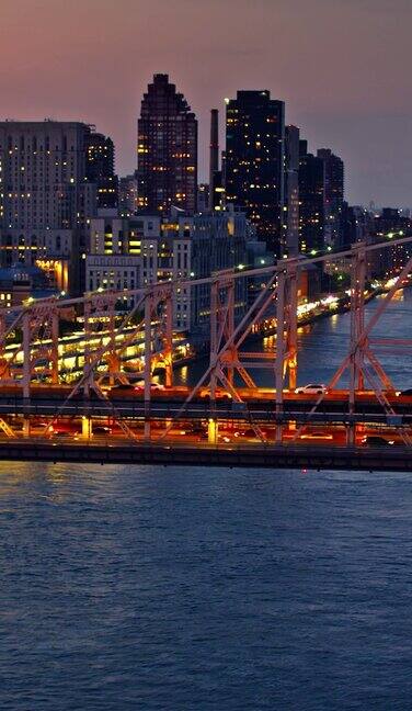 黄昏时分昆斯伯勒大桥和东河的垂直无人机拍摄