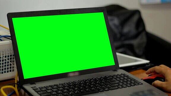 在绿屏笔记本电脑上打字