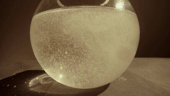 白色的沸腾气泡完全掩盖了所有的水在一个玻璃容器