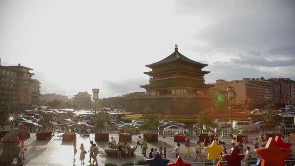 日落时分中国陕西西安钟楼周围繁忙的交通