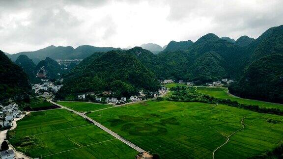 喀斯特山峰森林(万峰林)的村庄和稻田贵州中国