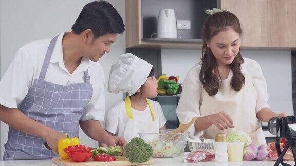 亚洲家庭喜欢一起做饭