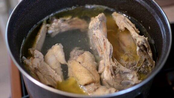 鸡肉在平底锅里煮在肉汤中沸腾