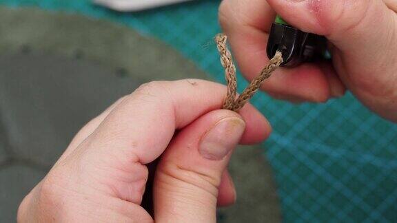 工匠用剪刀剪出绳子做小袋然后用火来修补
