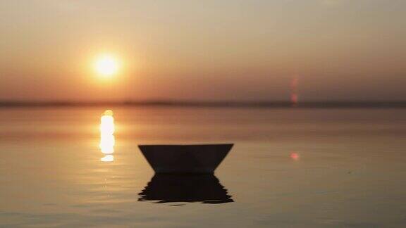 日落时分在大海放开一只纸船