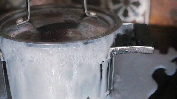 牛奶、汤都沸腾了从锅里流出来