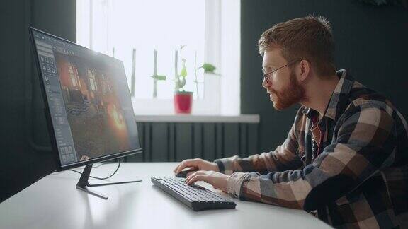 自由职业者游戏设计师创造新的界面的视频游戏男人在家里办公