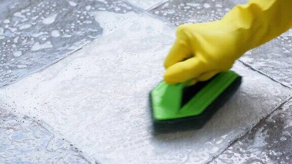 用绿色塑料地板清洗机清洁地板