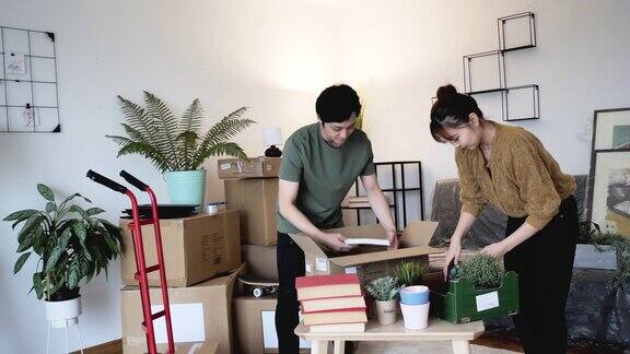 一对日本夫妇搬进新公寓慢动作录像