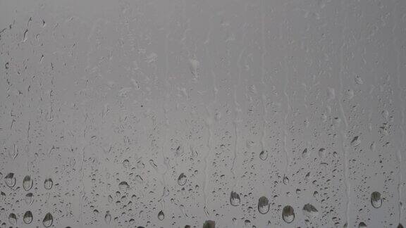 雨滴在雨中从窗户上滴落下来雨天