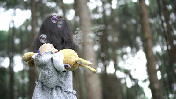 小女孩在森林里玩肥皂泡