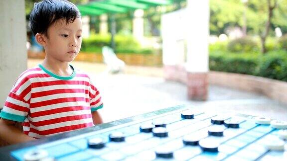 亚洲孩子在下中国象棋