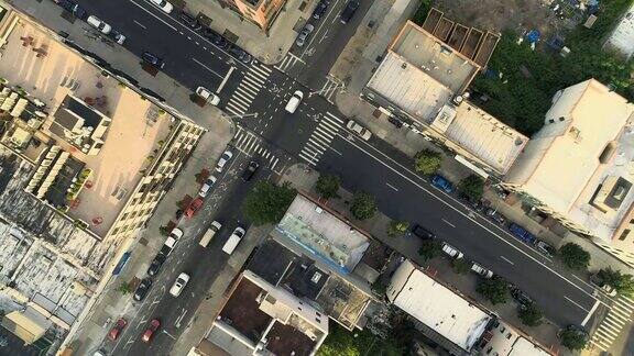 从空中俯瞰纽约市布鲁克林住宅区的人行横道全景相机运动