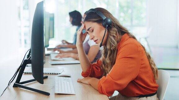 在呼叫中心工作的女性压力大、头痛、精疲力竭感觉疲惫不堪心理健康焦虑或女性销售代理顾问或电话营销员工在办公室有抑郁症或偏头痛