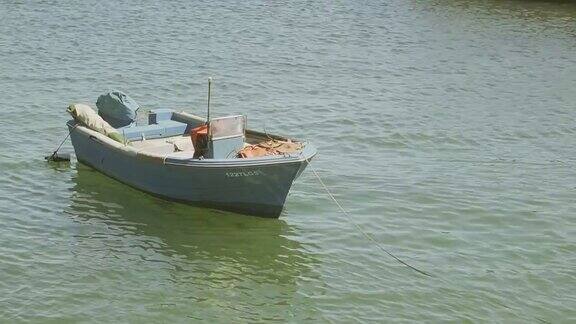 拉各斯港码头上孤独的小船