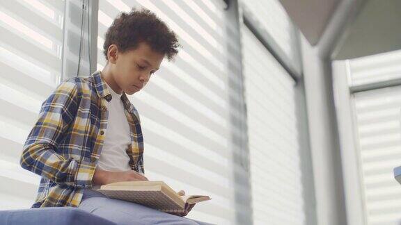 非洲男孩读书