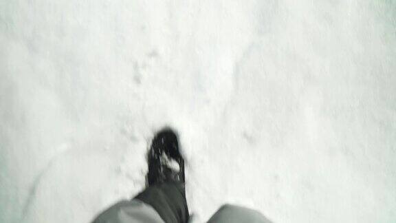 雪地徒步的旅行者