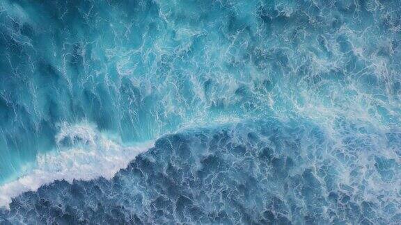 航拍海浪在海洋上翻滚