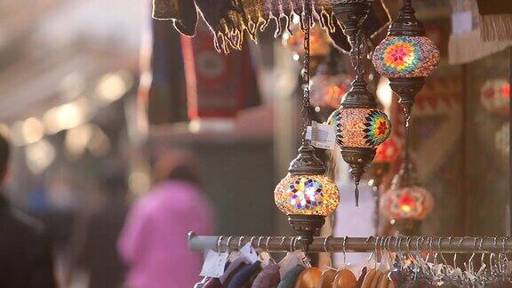 萨拉热窝街头出售的纪念品和灯罩的特写镜头