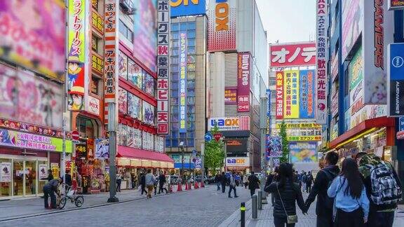 ZI:行人c:行人拥挤的购物秋叶原电力镇在Tokto日本