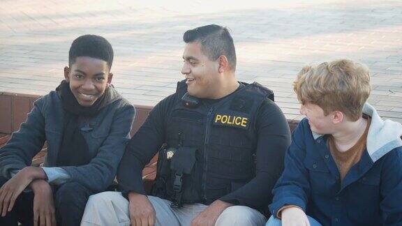 友好的警官两个十几岁的男孩坐在一起聊天
