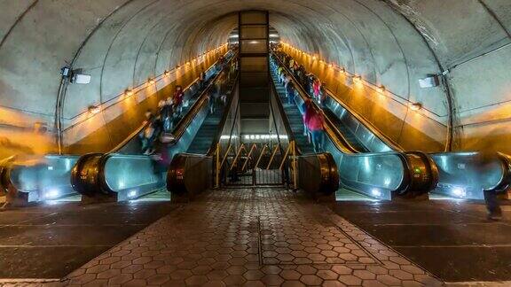 未定义的乘客在高峰时段使用华盛顿地铁火车站自动扶梯的4K时间间隔美国公共交通概念