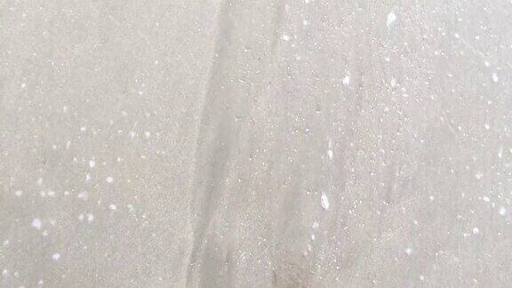 海在沙地上