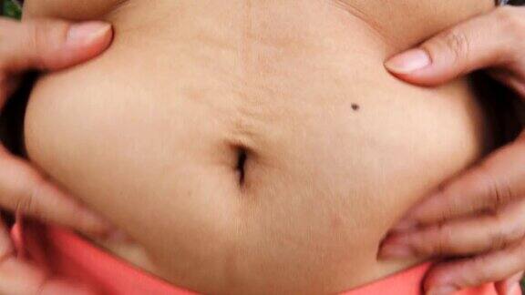 4k:胖女人超重检查腹部脂肪