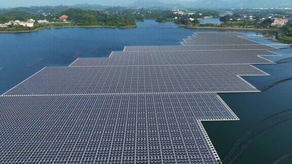 漂浮在水面上的太阳能发电厂鸟瞰图
