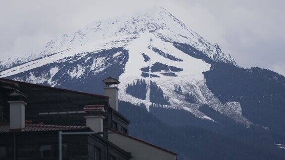 班斯科滑雪场的滑雪坡道全景在皮林山和托多尔卡峰上举办了世界杯