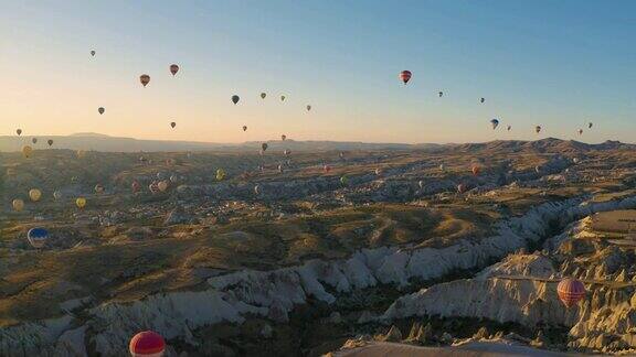 土耳其卡帕多西亚的热气球洞穴城