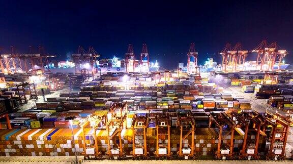 夜间港口繁忙的起重机装载集装箱时间流逝
