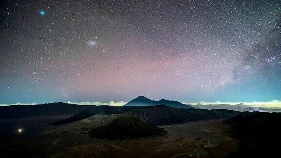 时光流逝的火山火山与银河和轻型交通在晚上活跃BromoTenggerSemeru国家公园东爪哇印度尼西亚