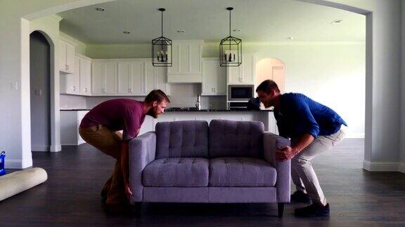 男性朋友把沙发搬到新家