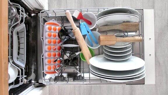 把脏盘子放进洗碗机间隔拍摄FullHD