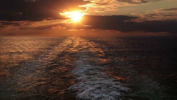 日落和船的尾流