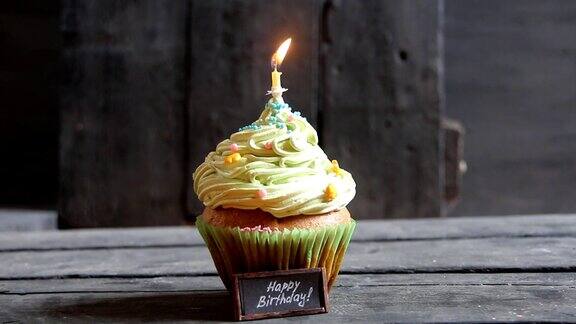 生日短信蛋糕和一支蜡烛