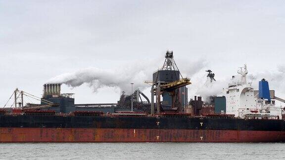 一艘煤炭货船在钢厂的煤炭码头卸货
