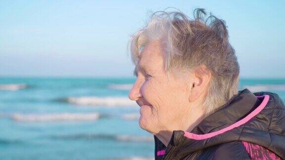 一位年长的女士微笑着欣赏着Chioggia湛蓝的海景