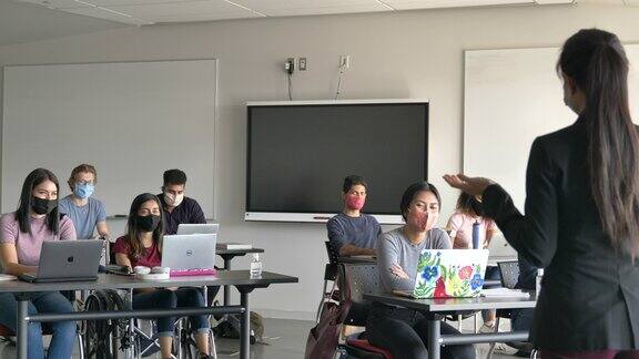 戴口罩大学生在教室内上课