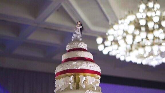 婚礼蛋糕上的新娘和新郎图案