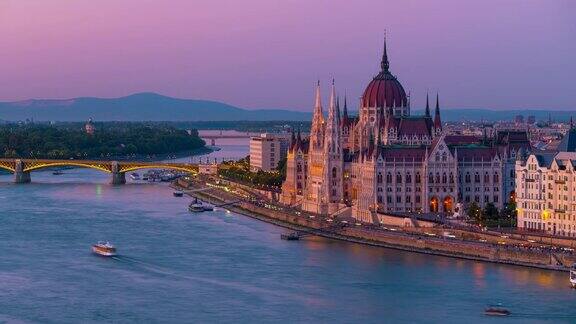 布达佩斯城市的与匈牙利议会和链桥在多瑙河日日夜夜的时间流逝布达佩斯匈牙利